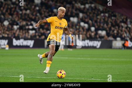 Londres, Royaume-Uni. 9 décembre 2024. Mario Lemina (Wolves) lors du match de West Ham vs Wolverhampton Wanderers premier League au London Stadium Stratford. Cette image est RÉSERVÉE à UN USAGE ÉDITORIAL. Licence requise de Football DataCo pour toute autre utilisation. Crédit : MARTIN DALTON/Alamy Live News Banque D'Images