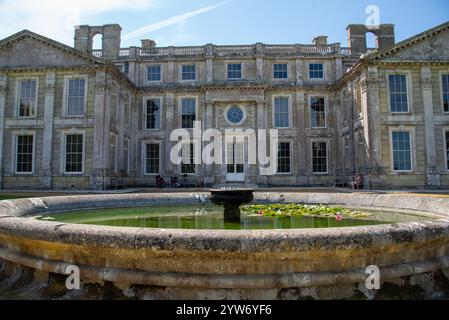 Ruine historique et fontaine avec nénuphars à Appuldurcombe House, île de Wight Banque D'Images