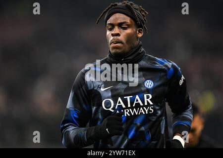 Milan, Italie, Italie. 6 décembre 2024. Yann Bisseck de l'Inter FC se réchauffe avant le match de football italien Serie A entre l'Inter FC et Parme Calcio 1913 le 6 décembre 2024 au stade Giuseppe Meazza San Siro Siro de Milan, Italie. Inter FC Internazionale et Parma Calcio 1913 series A match le 6 décembre 2024 au stade Giuseppe Meazza San Siro Siro de Milan, Italie. Inter FC Internazionale et Parma Calcio 1913 série A match le 6 décembre 2024 au stade Giuseppe Meazza San Siro Siro à Milan, Italie (crédit image : © Tiziano Ballabio/Pacific Press via ZUMA Press Wire) USAGE ÉDITORIAL SEULEMENT! Banque D'Images