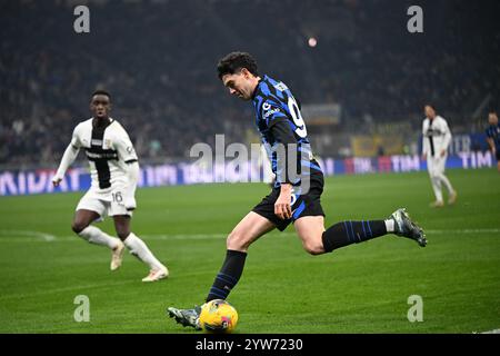 Milan, Italie, Italie. 6 décembre 2024. Alessandro Bastoni de l'Inter FC en action lors du match de football italien Serie A entre l'Inter FC et Parme Calcio 1913 le 6 décembre 2024 au stade Giuseppe Meazza San Siro Siro à Milan, Italie. Inter FC Internazionale et Parma Calcio 1913 series A match le 6 décembre 2024 au stade Giuseppe Meazza San Siro Siro de Milan, Italie. Inter FC Internazionale et Parma Calcio 1913 série A match le 6 décembre 2024 au stade Giuseppe Meazza San Siro Siro à Milan, Italie (crédit image : © Tiziano Ballabio/Pacific Press via ZUMA Press Wire) USAGE ÉDITORIAL Banque D'Images