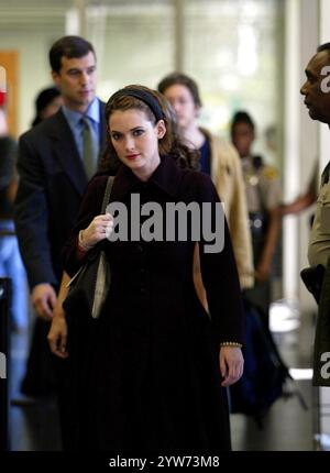 6 NOVEMBRE 2002 - BEVERLY HILLS, CALIFORNIE, ÉTATS-UNIS - WINONA RYDER ARRIVE AU PALAIS DE JUSTICE . PROCÈS WINONA RYDER. COUR MUNICIPALE DE BEVERLY HILLS, BEVERLY HILLS, CA. 6 NOVEMBRE 2002 (crédit image : © Nina Prommer/ZUMA Press Wire) USAGE ÉDITORIAL SEULEMENT! Non destiné à UN USAGE commercial ! Banque D'Images