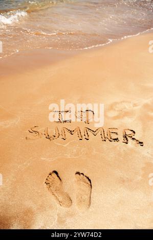 I Love Summer Written on Sandy Beach à côté de Footprints, Banque D'Images