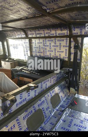 Panneaux insonorisants installés dans un Land Rover Defender 110 de l'armée britannique Banque D'Images