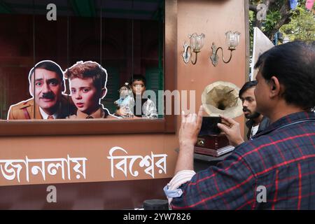 Les gens qui assistent au Festival international du film de Kolkata les gens visitent le Festival international du film de Kolkata KIFF. Le 07 décembre 2024 à Kolkata, Inde. Kolkata West Bengale India Copyright : xDipaxChakrabortyx Banque D'Images