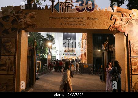 Les gens qui assistent au Festival international du film de Kolkata les gens visitent le Festival international du film de Kolkata KIFF. Le 07 décembre 2024 à Kolkata, Inde. Kolkata West Bengale India Copyright : xDipaxChakrabortyx Banque D'Images