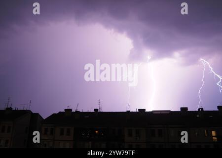 Plusieurs éclairs et éclairs. Foudre décharge d'étincelle électrique dans l'atmosphère qui se produit pendant l'orage se manifeste par un éclair lumineux Banque D'Images