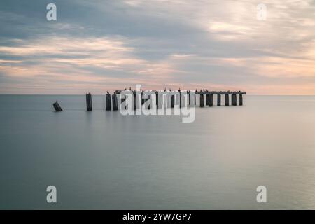 Coucher de soleil panoramique sur les vestiges d'une jetée à Boca Grande, Floride. Image longue exposition Banque D'Images