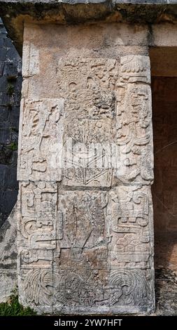 Représentations de guerriers et de joueurs de balle en relief sur les murs de la Grande cour de balle ou Juego de Pelota, Chichen Itza, Mexique Banque D'Images