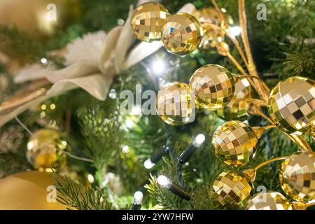 Décoration de Noël sur arbre. Vue rapprochée. Banque D'Images