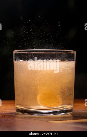 Comprimé effervescent de vitamine C se dissolvant dans l'eau Banque D'Images