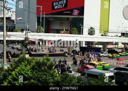 Bangkok, Thaïlande - 26 novembre 2024 : circulation aux heures de pointe à Bangkok, connue pour ses embouteillages et le gouvernement étend le transport en commun à tous Banque D'Images