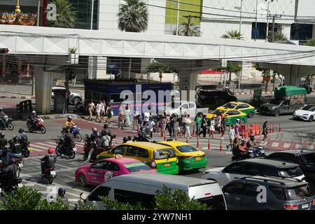 Bangkok, Thaïlande - 26 novembre 2024 : embouteillage routier d'interception en heure de pointe le soir sur la route de bangkok Banque D'Images