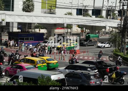 Bangkok, Thaïlande - 26 novembre 2024 : embouteillage à l'intersection de la route. La circulation de Bangkok est généralement très fréquentée pendant les heures de pointe. Banque D'Images