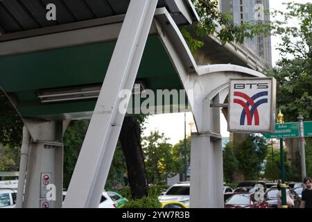 Bangkok, Thaïlande - 26 novembre 2024 : Station de BTS à Bangkok, escaliers d'entrée Banque D'Images