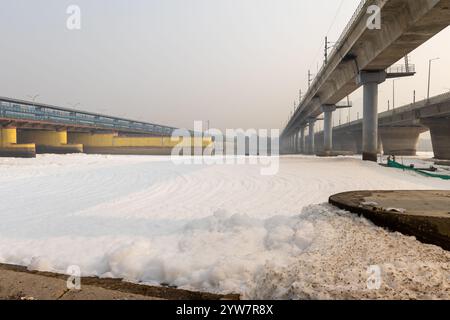 rivière polluée avec effluents industriels et domestiques mousse toxique et pont routier à l'image du matin est prise à yamuna river okhla barrage delhi inde. Banque D'Images