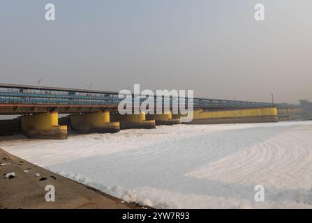 rivière polluée avec effluents industriels et domestiques mousse toxique et pont routier à l'image du matin est prise à yamuna river okhla barrage delhi inde. Banque D'Images