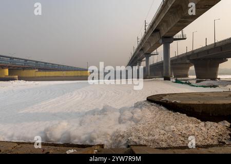 rivière polluée avec effluents industriels et domestiques mousse toxique et pont routier à l'image du matin est prise à yamuna river okhla barrage delhi inde. Banque D'Images