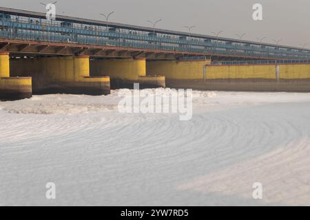 rivière polluée avec effluents industriels et domestiques mousse toxique et pont routier à l'image du matin est prise à yamuna river okhla barrage delhi inde. Banque D'Images