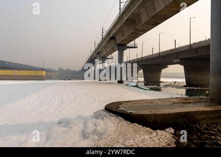 rivière polluée avec effluents industriels et domestiques mousse toxique et pont routier à l'image du matin est prise à yamuna river okhla barrage delhi inde. Banque D'Images