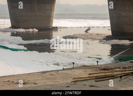 Effluents industriels et domestiques L'image de mousse toxique dans la rivière contaminée est prise au barrage d'okhla de la rivière yamuna delhi inde. Banque D'Images