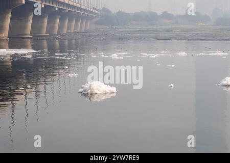 Mousse toxique des effluents industriels et domestiques dans la rivière contaminée à l'image du matin est prise à yamuna River okhla barrage delhi inde. Banque D'Images