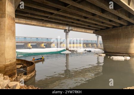 Pont routier moderne enjambant la rivière contaminée avec de la mousse toxique à brume matinale image est prise à yamuna River okhla barrage delhi inde le 04 novembre 202 Banque D'Images