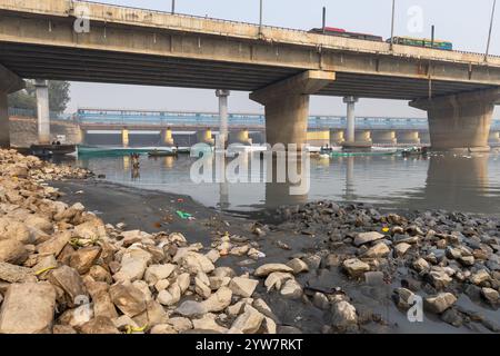 Pont routier moderne enjambant la rivière contaminée avec de la mousse toxique à la vidéo brumeuse du matin est prise au barrage yamuna River okhla delhi inde le 04 novembre 202 Banque D'Images