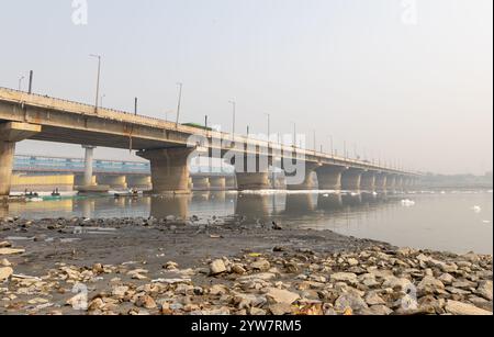 Pont routier moderne enjambant la rivière contaminée avec de la mousse toxique à la vidéo brumeuse du matin est prise au barrage yamuna River okhla delhi inde le 04 novembre 202 Banque D'Images