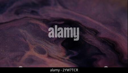 Rotation de peinture de mélange. Marbre flou chatoyant. Fond d'art abstrait d'émulsion d'encre à flux d'onde d'écoulement de couleur pourpre défocalisé. Banque D'Images