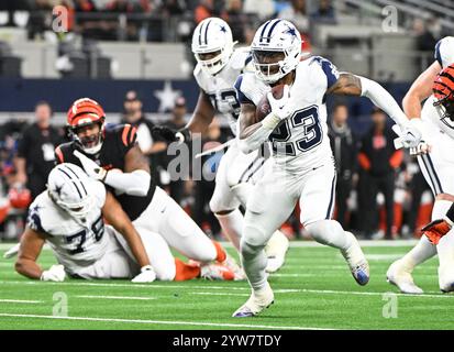 Arlington, États-Unis. 09th Dec, 2024. Dallas Cowboys Rico Dowdle dirige les Cincinnati Bengals au AT&T Stadium d'Arlington, Texas, le lundi 9 décembre 2024. Photo de Ian Halperin/UPI crédit : UPI/Alamy Live News Banque D'Images