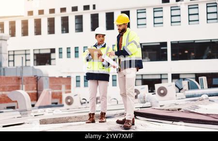 Gens d'affaires, architecte et presse-papiers avec plan pour la construction ou le développement industriel en ville. Homme, femme ou ingénieur civil avec projet Banque D'Images