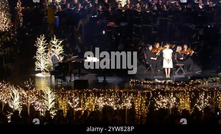 Inglewood, Californie, USA 8 décembre 2024 la chanteuse d'opéra Andrea Bocelli se produit avec sa fille Virginia Bocelli lors de son concert du 30e anniversaire au Kia Forum au 3900 W. Manchester Blvd le 8 décembre 2024 à Inglewood, Californie, USA. Photo de Barry King/Alamy Stock photo Banque D'Images