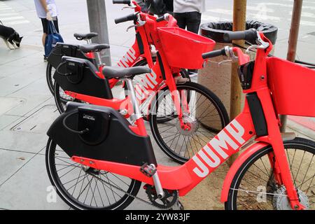 Vélos électriques partagés colorés Banque D'Images