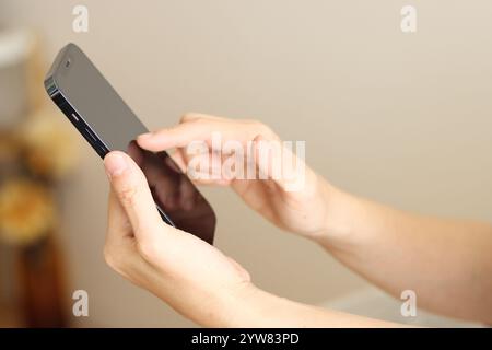 Gros plan de la main d'une femme utilisant le dernier smartphone Banque D'Images