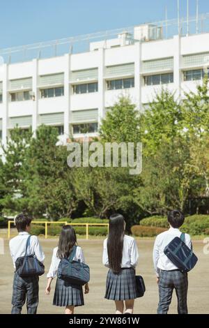 Vue arrière des lycéens sur le chemin de l'école Banque D'Images