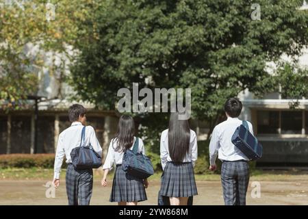 Vue arrière des lycéens sur le chemin de l'école Banque D'Images