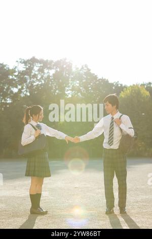 Couple de lycée se tenant la main Banque D'Images