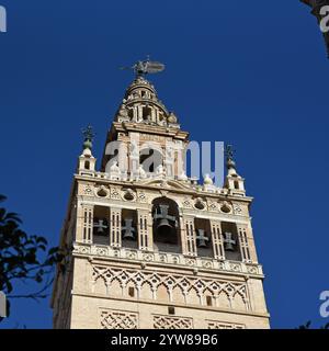 La Tour Giralda de la Cathédrale est omniprésente dans le centre-ville de Séville Banque D'Images