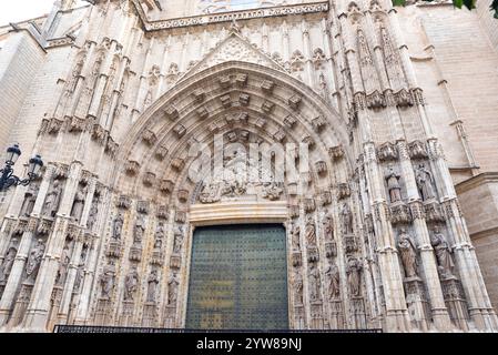 Sculptures en pierre dans la porte de l'Assomption (Puerta de la Asunción) de la cathédrale de Séville Banque D'Images