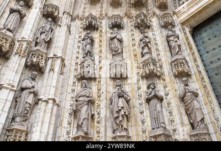 Sculptures en pierre dans la porte de l'Assomption (Puerta de la Asunción) de la cathédrale de Séville Banque D'Images