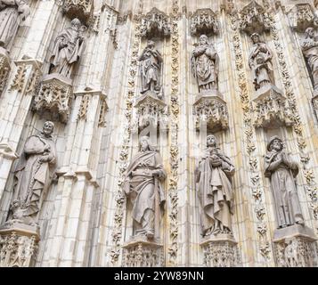 Sculptures en pierre dans la porte de l'Assomption (Puerta de la Asunción) de la cathédrale de Séville Banque D'Images