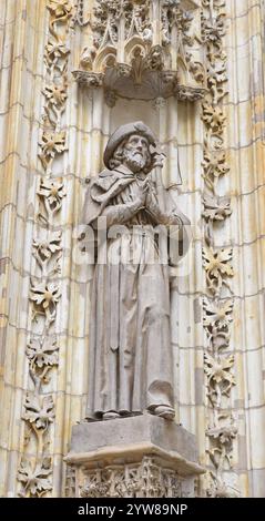 Sculptures en pierre dans la porte de l'Assomption (Puerta de la Asunción) de la cathédrale de Séville Banque D'Images