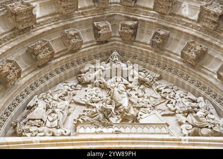 Sculptures en pierre dans la porte de l'Assomption (Puerta de la Asunción) de la cathédrale de Séville Banque D'Images