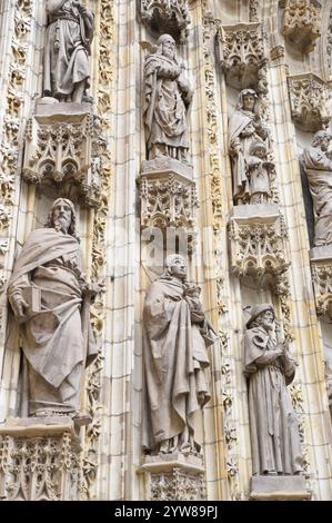 Sculptures en pierre dans la porte de l'Assomption (Puerta de la Asunción) de la cathédrale de Séville Banque D'Images