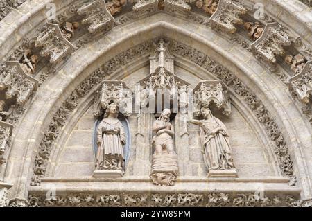 Sculptures en pierre dans la porte de l'Assomption (Puerta de la Asunción) de la cathédrale de Séville Banque D'Images