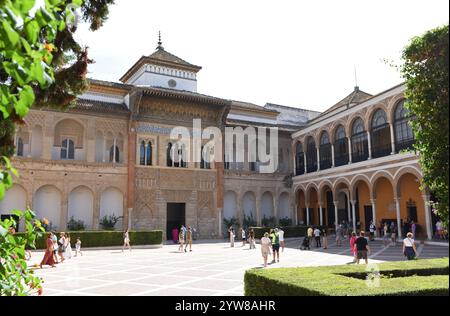 Palais de Pierre à gauche et la Casa de Contratación à droite dans l'Alcazar Royal de Séville, Espagne Banque D'Images