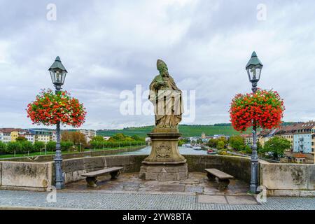 Wurzburg, Allemagne - 08 octobre 2024 : vue de l'Alte Mainbrücke (vieux pont principal), avec diverses statues, à Wurzburg, Bavière, Allemagne Banque D'Images