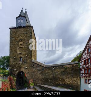 Bacharach, Allemagne - 10 octobre 2024 : vue sur la rue avec la porte Steeger Tor, dans la ville de Bacharach, la vallée du Rhin, Rhénanie-Palatinat, Ger Banque D'Images