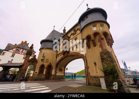 Traben-Trarbach, Allemagne - 12 octobre 2024 : vue de la porte Bruckentor, avec les habitants et les visiteurs, dans la ville de Traben-Trarbach, la Moselle val Banque D'Images