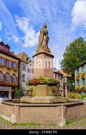 Ribeauville, France - 30 septembre 2024 : scène de rue avec maisons typiques, place de la Sinne, à Ribeauville, Haut-Rhin, France Banque D'Images